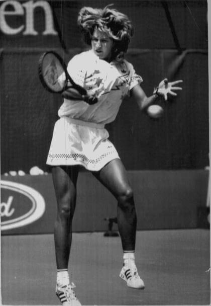 Melbourne, 21 gennaio 1988: Steffi Graf impegnata nella semifinale degli Australian Open contro la connazionale Claudia Kohde Kilsch (Ap)
